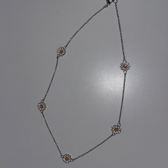 🌼Pura Vida🌼 Daisy Necklace - Picture 2 of 5